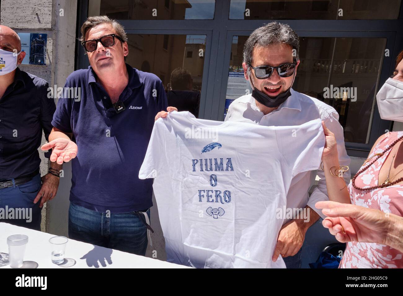 Mauro Scrobogna /LaPresse 26 giugno 2021 Roma, Italia Politica elezioni comunali Roma - Calenda campagna elettorale nella foto: Il candidato al sindaco di Roma Carlo Calenda inaugura il comitato elettorale di Ostia con il sostegno del sindaco di Cinisi (Pa) Giangiacomo Palozzolo Foto Stock