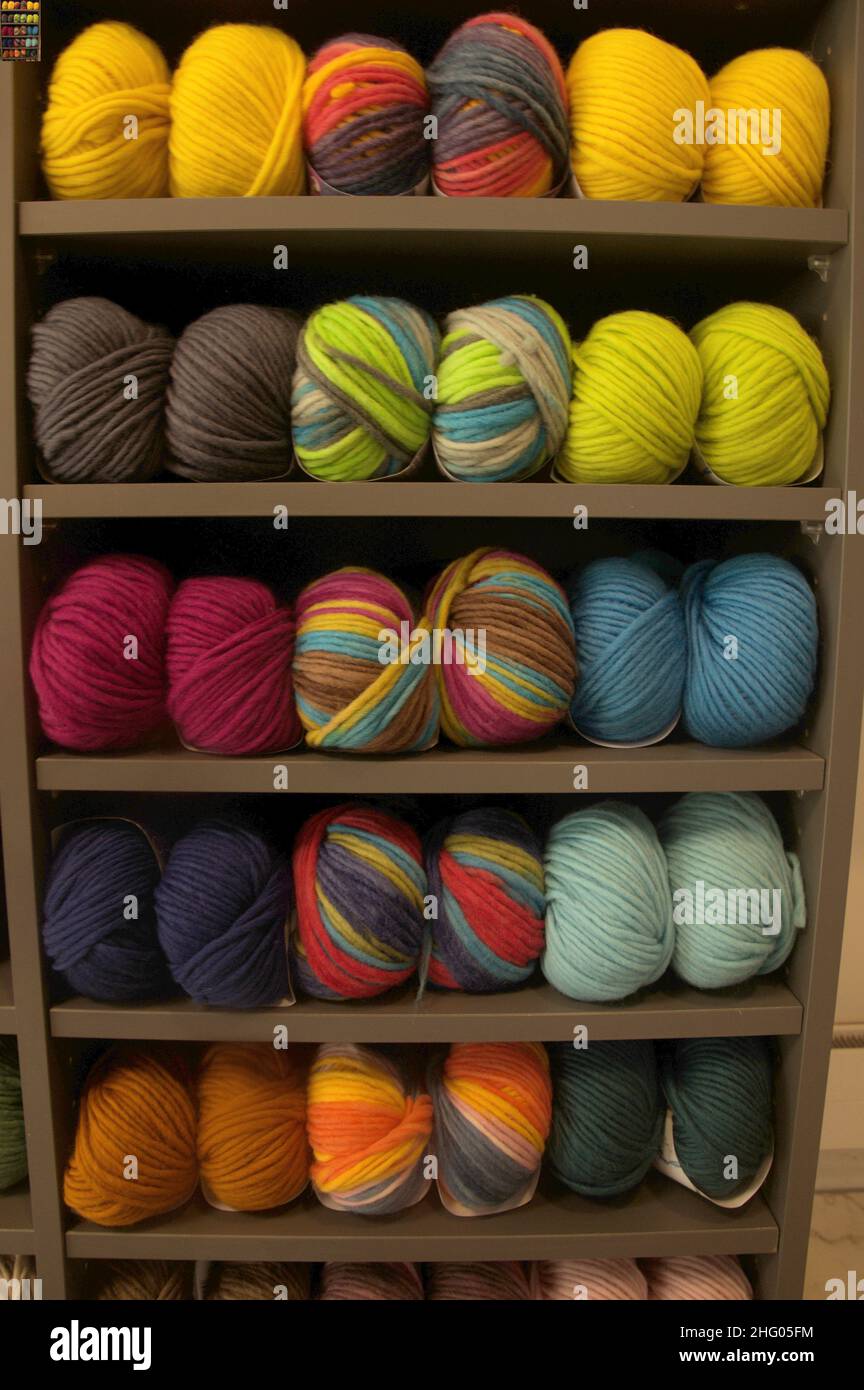 Coloratissime palle di lana su scaffali Foto stock - Alamy
