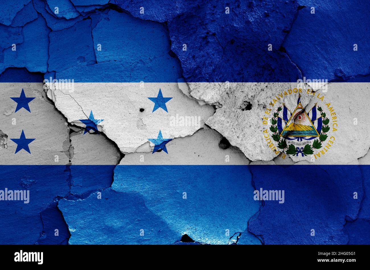 Bandiere di Honduras e El Salvador dipinte su muro rotto Foto Stock