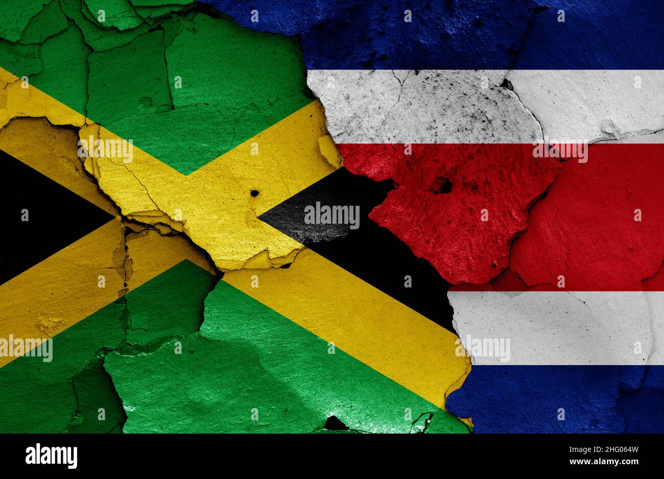 Bandiere di Giamaica e Costa Rica dipinte su muro rotto Foto Stock
