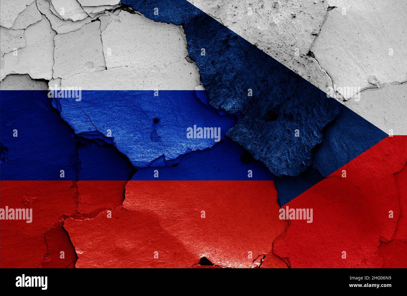 Bandiere della Russia e della Repubblica Ceca dipinte su pareti incrinate Foto Stock
