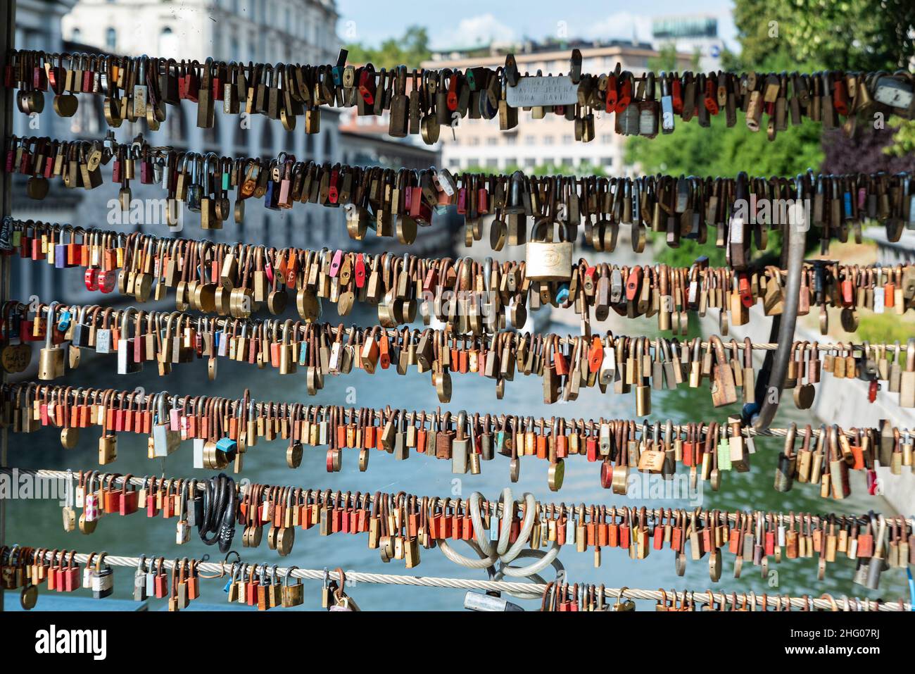 Lubiana, Slovenia - 15 luglio 2021: Lucchetti sul Ponte dei macellai nella capitale della Slovenia, passerella che attraversa il fiume Lubiana a Lubiana Foto Stock