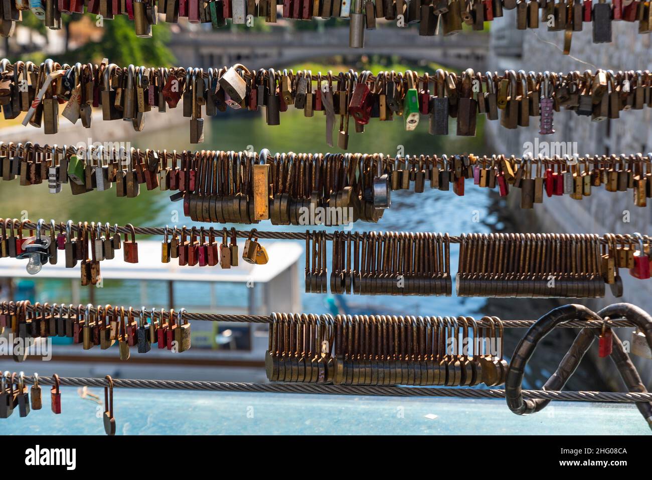 Lubiana, Slovenia - 15 luglio 2021: Lucchetti sul Ponte dei macellai nella capitale della Slovenia, passerella che attraversa il fiume Lubiana a Lubiana Foto Stock