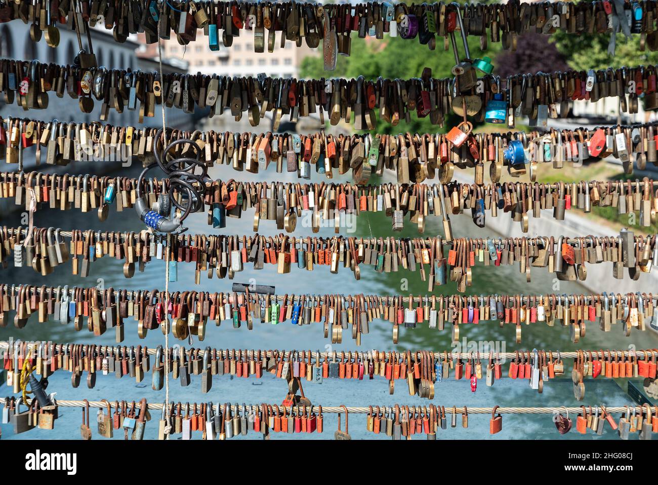 Lubiana, Slovenia - 15 luglio 2021: Lucchetti sul Ponte dei macellai nella capitale della Slovenia, passerella che attraversa il fiume Lubiana a Lubiana Foto Stock