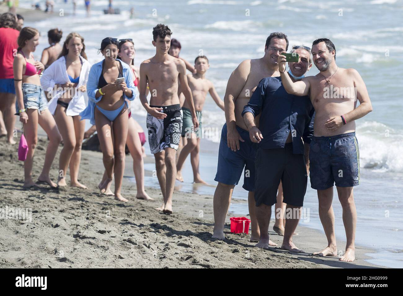 Roberto Monaldo / LaPresse 11-07-2021 Roma (Italia) Matteo Salvini sulla spiaggia di Fregene per la campagna referendaria sulla giustizia nella foto Claudio Durigon, Matteo Salvini Foto Stock