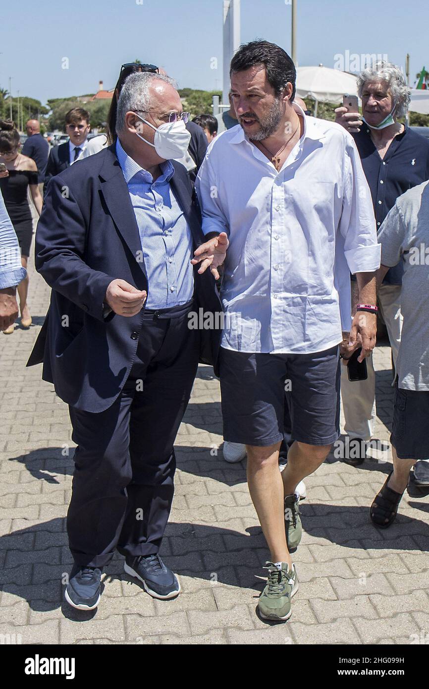 Roberto Monaldo / LaPresse 11-07-2021 Roma (Italia) Matteo Salvini sulla spiaggia di Fregene per la campagna referendaria sulla giustizia nella foto Claudio Lotito, Matteo Salvini Foto Stock