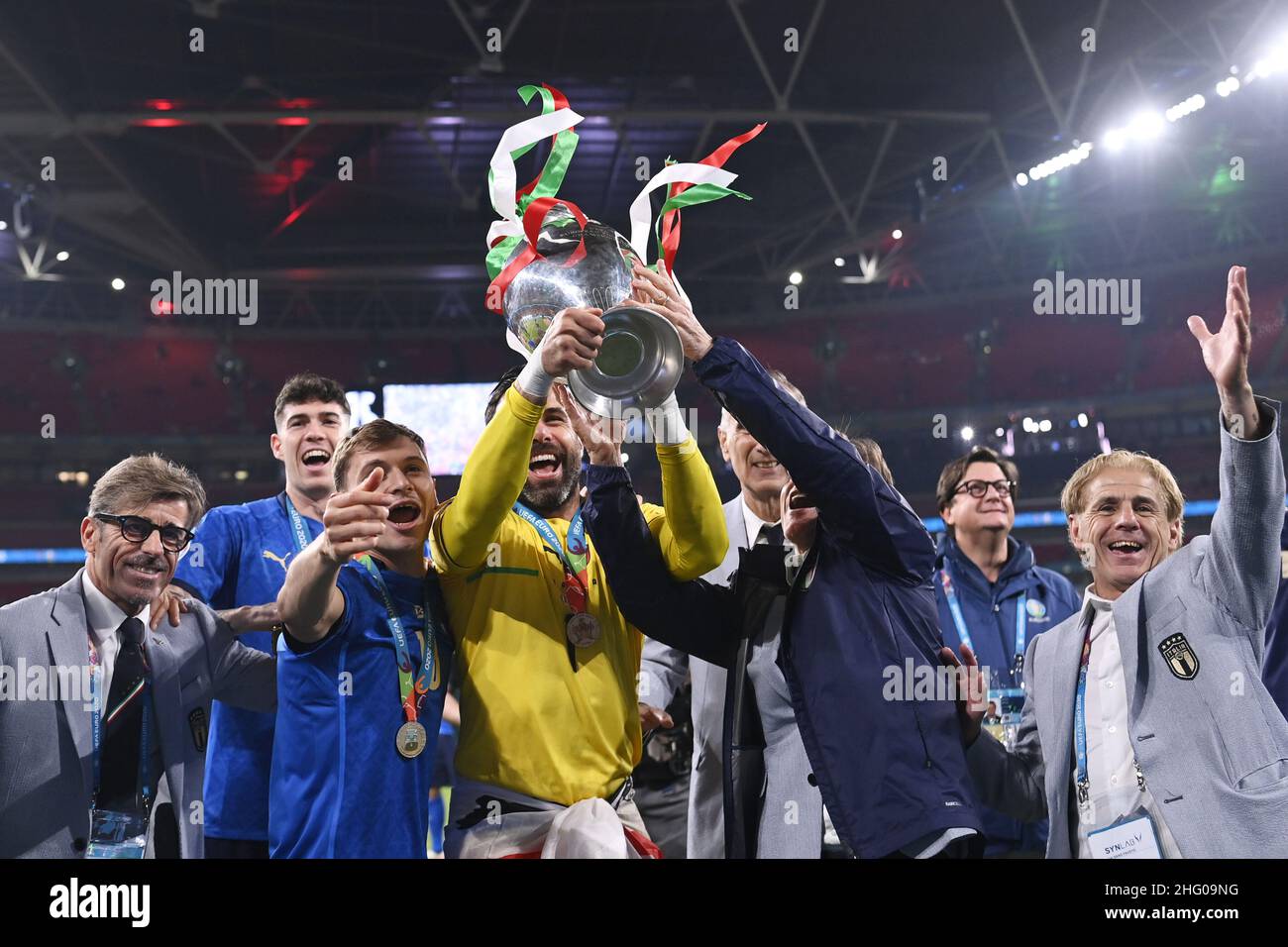 LaPresse - Fabio Ferrari 11 luglio 2021 - Londra, Gran Bretagna sport soccer IItaly vs Inghilterra - Euro 2020 Final - Wembley Stadium, Londra nella foto: L'esultanza degli Azzurri per la vittoria del Campionato europeo, Salvatore Sirigu alza il trofeo Foto Stock