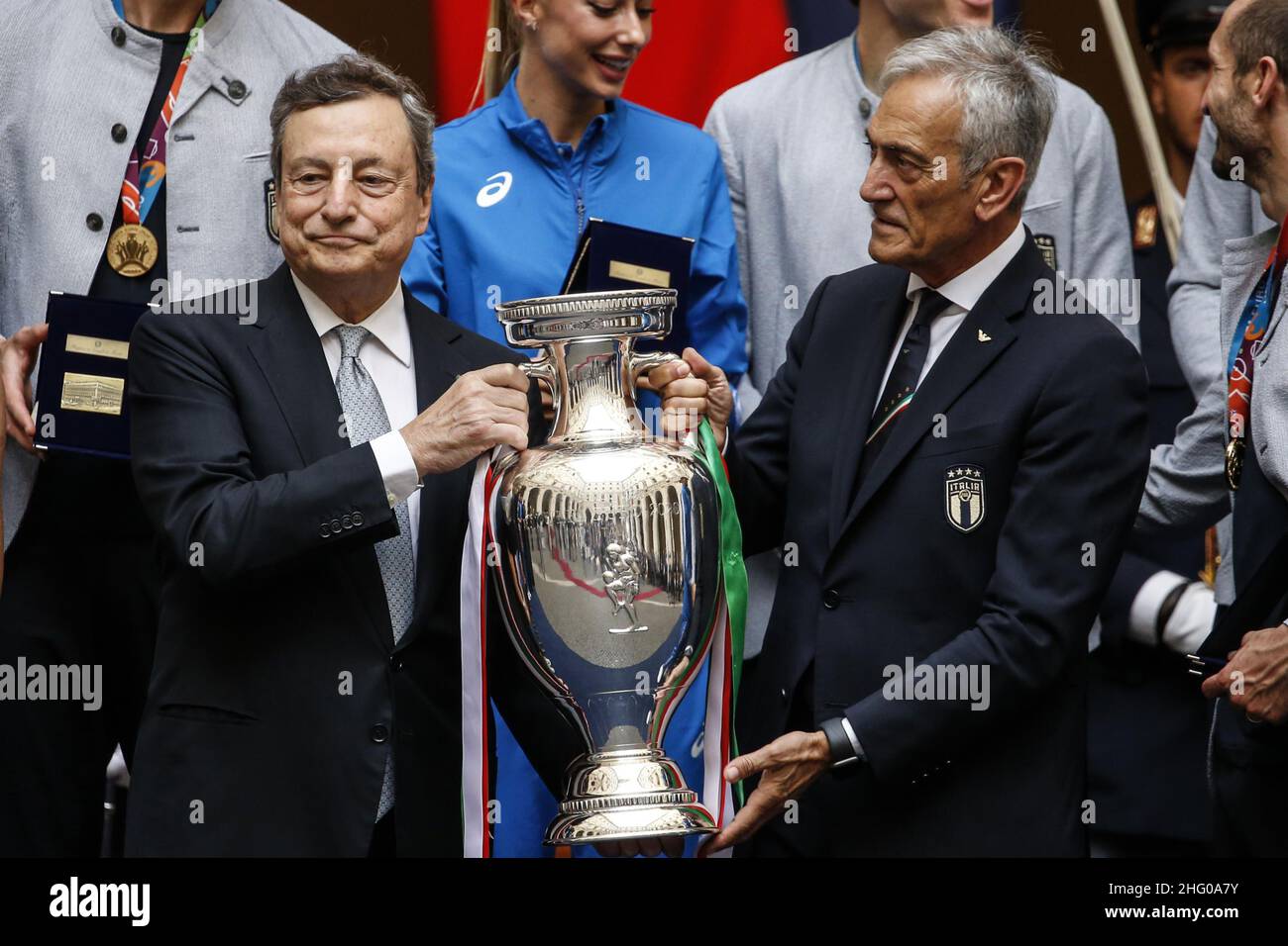 Foto POOL ANSA/Fabio Frustaci/LaPresse12-07-2021 RomaPoliticaPalazzo Chigi - il Presidente del Consiglio Mario Draghi destinatario la nazione di calcio campione d'EuropaNella foto Mario Draghi, Gabriele GravinaPhoto POOL ANSA/Fabio Frustaci/LaPresse 12-07-2021 Roma (Italia) Palazzo Chigi - il primo Ministro Mario Draghi riceve la squadra nazionale di calcio campione europeo nel primo Ministro italiano del pic, Mario Draghi (L) e presidente della federazione calcistica italiana (FIGC), Gabriele Gravina, Foto Stock