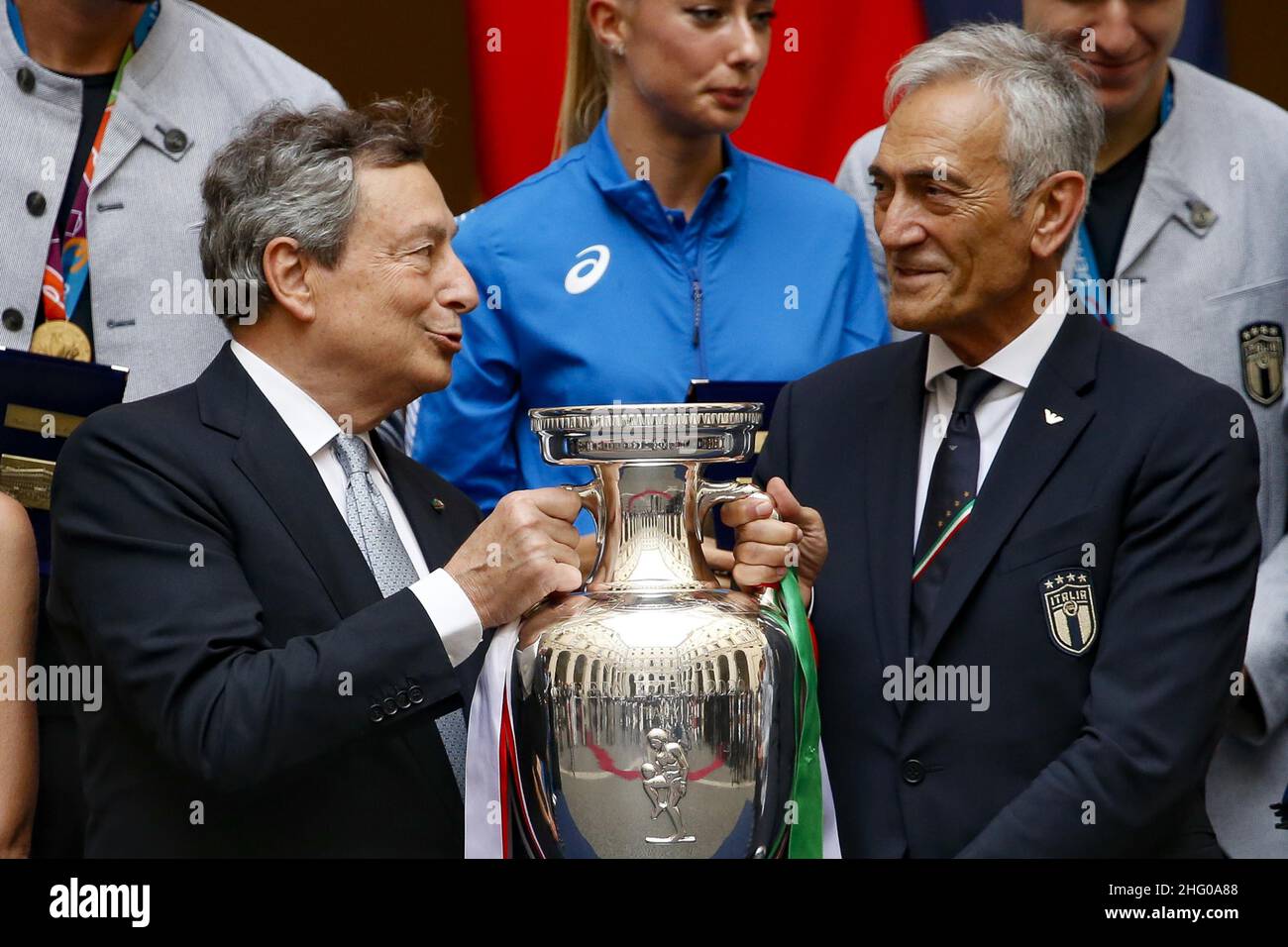 Foto POOL ANSA/Fabio Frustaci/LaPresse12-07-2021 RomaPoliticaPalazzo Chigi - il Presidente del Consiglio Mario Draghi destinatario la nazione di calcio campione d'EuropaNella foto Mario Draghi, Gabriele GravinaPhoto POOL ANSA/Fabio Frustaci/LaPresse 12-07-2021 Roma (Italia) Palazzo Chigi - il primo Ministro Mario Draghi riceve la squadra nazionale di calcio campione europeo nel primo Ministro italiano del pic, Mario Draghi (L) e presidente della federazione calcistica italiana (FIGC), Gabriele Gravina, Foto Stock