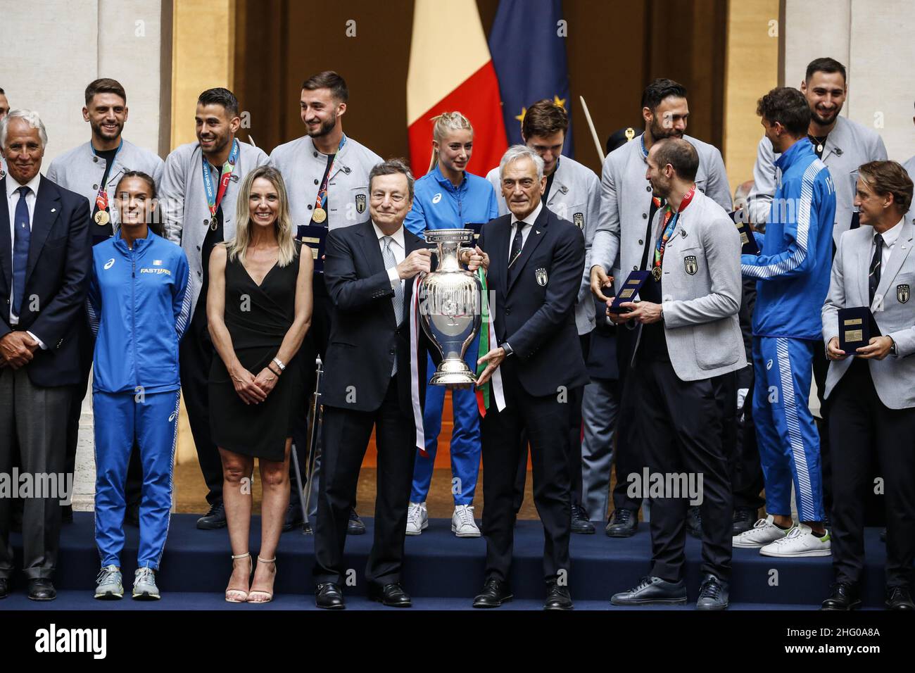 Foto POOL ANSA/Fabio Frustaci/LaPresse12-07-2021 RomaPoliticaPalazzo Chigi - il Presidente del Consiglio Mario Draghi recupera la nazionale di calco campione d'EuropaNella Foto disponibili e staff del team nazionale italiano di calcioPhoto POOL ANSA/Fabio Frustaci/LaPresse 12-07-2021 Roma (Italia) Palazzo Chigi - prime Il Ministro Mario Draghi riceve la squadra nazionale di calcio campione europeo nei giocatori e nello staff del calcio nazionale italiano Team a Palazzo Chigi Foto Stock