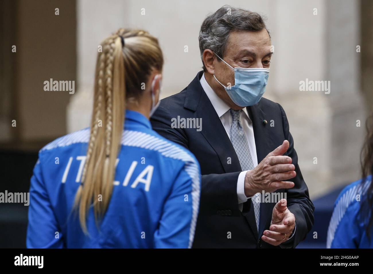 Foto POOL ANSA/Fabio Frustaci/LaPresse12-07-2021 RomaPoliticaPalazzo Chigi - il Presidente del Consiglio Mario Draghi destinatario la nazione di calcio campione d'EuropaNella foto Mario Draghi, Atleta Under 23 di atletica leggera Photo POOL ANSA/Fabio Frustaci/LaPresse 12-07-2021 Roma (Italia) Palazzo Chigi - il primo Ministro Mario Draghi riceve la squadra di calcio campione europeo nella foto Mario Draghi, sotto i 23 atleti di pista e campo Foto Stock