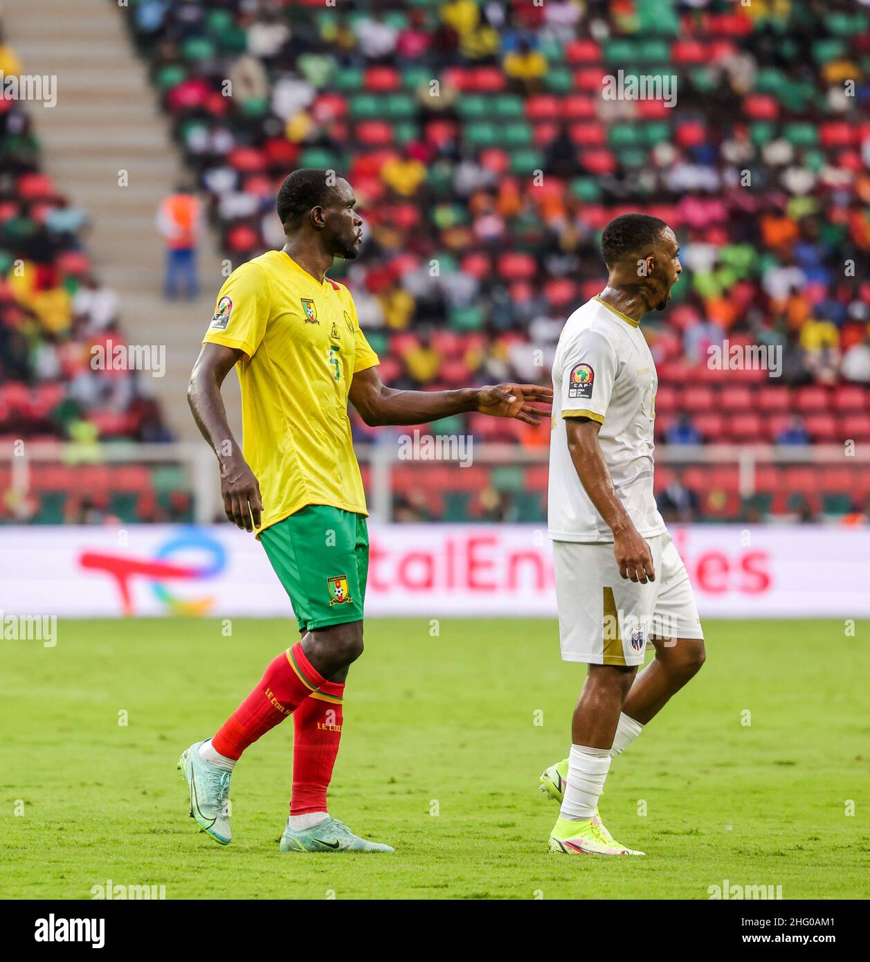 YAOUNDE, CAMERUN - GENNAIO 17: Michael Ngadeu del Camerun durante la Coppa delle nazioni d'Africa 2021 Una partita tra Capo Verde e Camerun allo Stade d'Olembe il 17 Gennaio 2022 a Yaounde, Camerun. (Foto di SF) Foto Stock