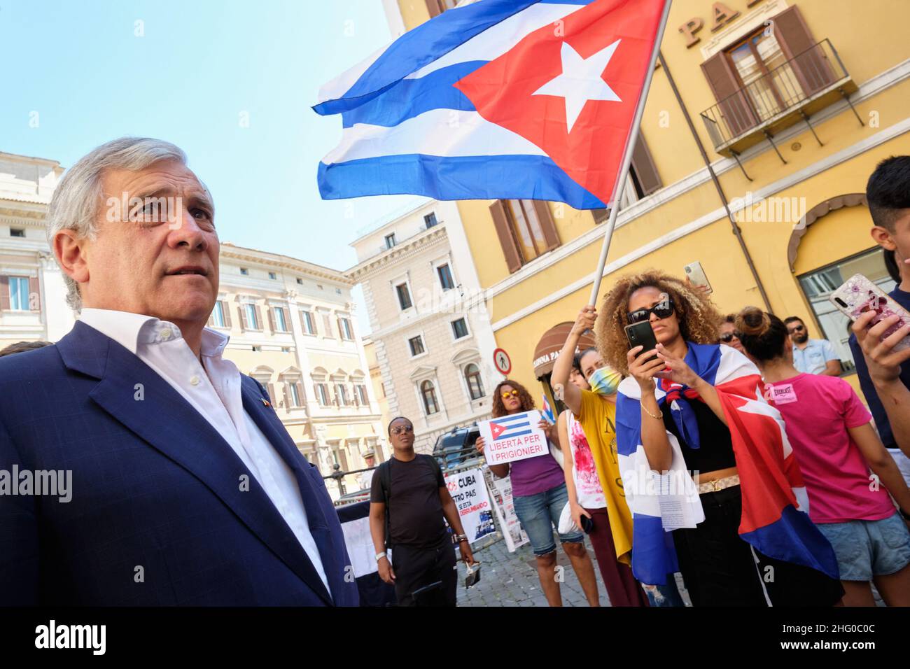 Mauro Scrobogna /LaPresse 20 luglio 2021 Roma, Italia Politica Cuba - solidarietà forza Italia Fi nella foto: Il vice presidente di forza Italia Fi Antonio Tajani porta la sua solidarietà ad un gruppo di emigranti cubani che dimostra di fronte alla Camera dei deputati Foto Stock