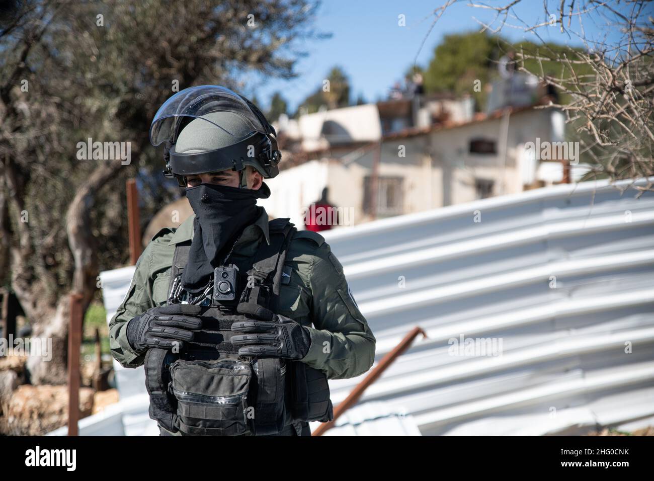 La polizia israeliana distrusse il vivaio della famiglia Sahlhiya e sfrattò il contenuto della loro casa a Sheikh Jarrah. Il terreno espropriato dal comune di Gerusalemme è designato, secondo il comune, per la costruzione di strutture educative per il quartiere. La famiglia era salita sul tetto con bombole di carburante e gas - minacciando di bruciarsi nel caso in cui i residenti sarebbero stati sfrattati con la forza. 17th Jan 2022.(Photo by Matan Golan/Sipa USA) Credit: Sipa USA/Alamy Live News Foto Stock