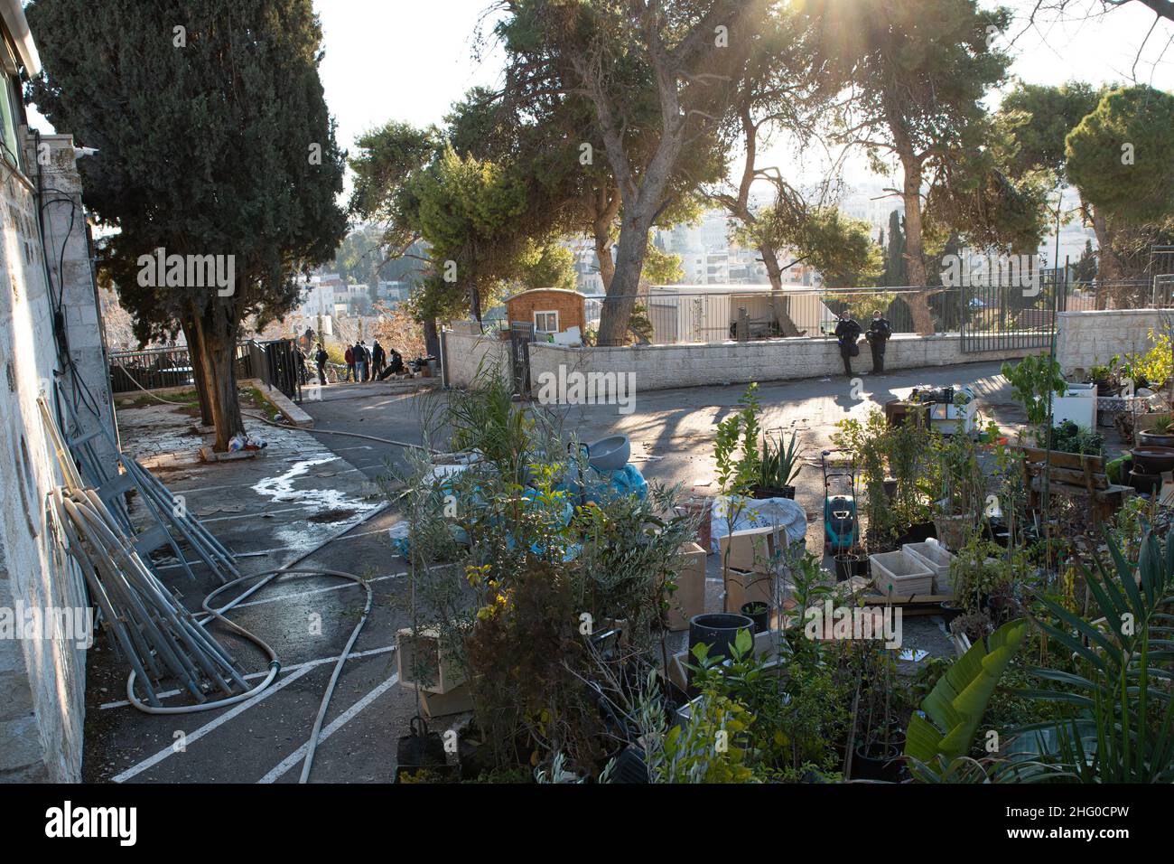 La polizia israeliana distrusse il vivaio della famiglia Sahlhiya e sfrattò il contenuto della loro casa a Sheikh Jarrah. Il terreno espropriato dal comune di Gerusalemme è designato, secondo il comune, per la costruzione di strutture educative per il quartiere. La famiglia era salita sul tetto con bombole di carburante e gas - minacciando di bruciarsi nel caso in cui i residenti sarebbero stati sfrattati con la forza. 17th Jan 2022.(Photo by Matan Golan/Sipa USA) Credit: Sipa USA/Alamy Live News Foto Stock