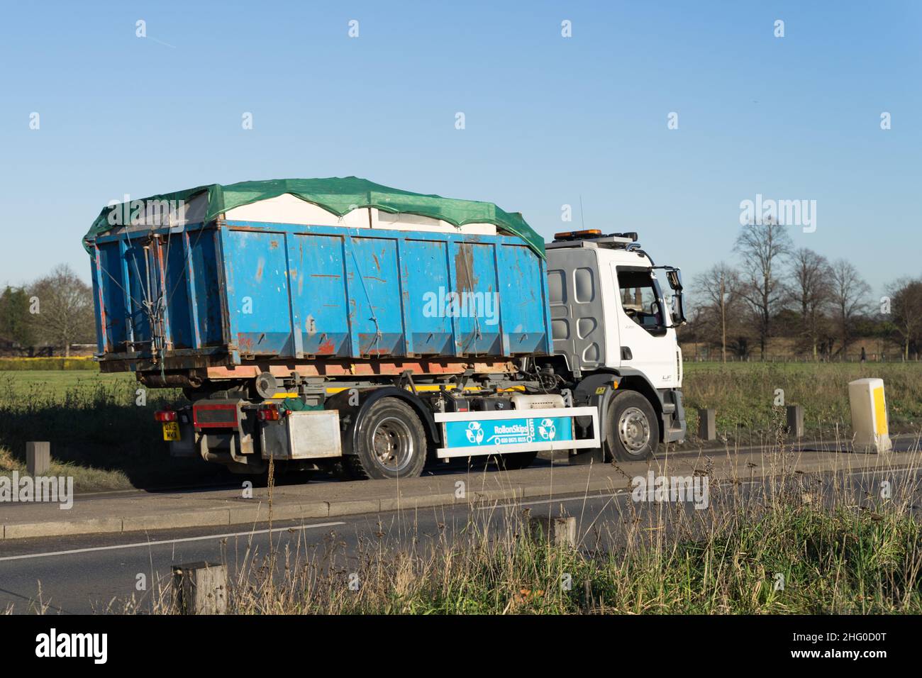 Gestione dei rifiuti riciclaggio camion fuori su London Road Inghilterra Regno Unito Foto Stock