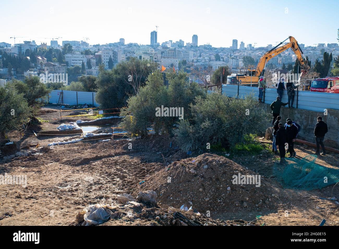 La polizia israeliana distrusse il vivaio della famiglia Sahlhiya e sfrattò il contenuto della loro casa a Sheikh Jarrah. Il terreno espropriato dal comune di Gerusalemme è designato, secondo il comune, per la costruzione di strutture educative per il quartiere. La famiglia era salita sul tetto con bombole di carburante e gas - minacciando di bruciarsi nel caso in cui i residenti sarebbero stati sfrattati con la forza. 17th Jan 2022.(Photo by Matan Golan/Sipa USA) Credit: Sipa USA/Alamy Live News Foto Stock