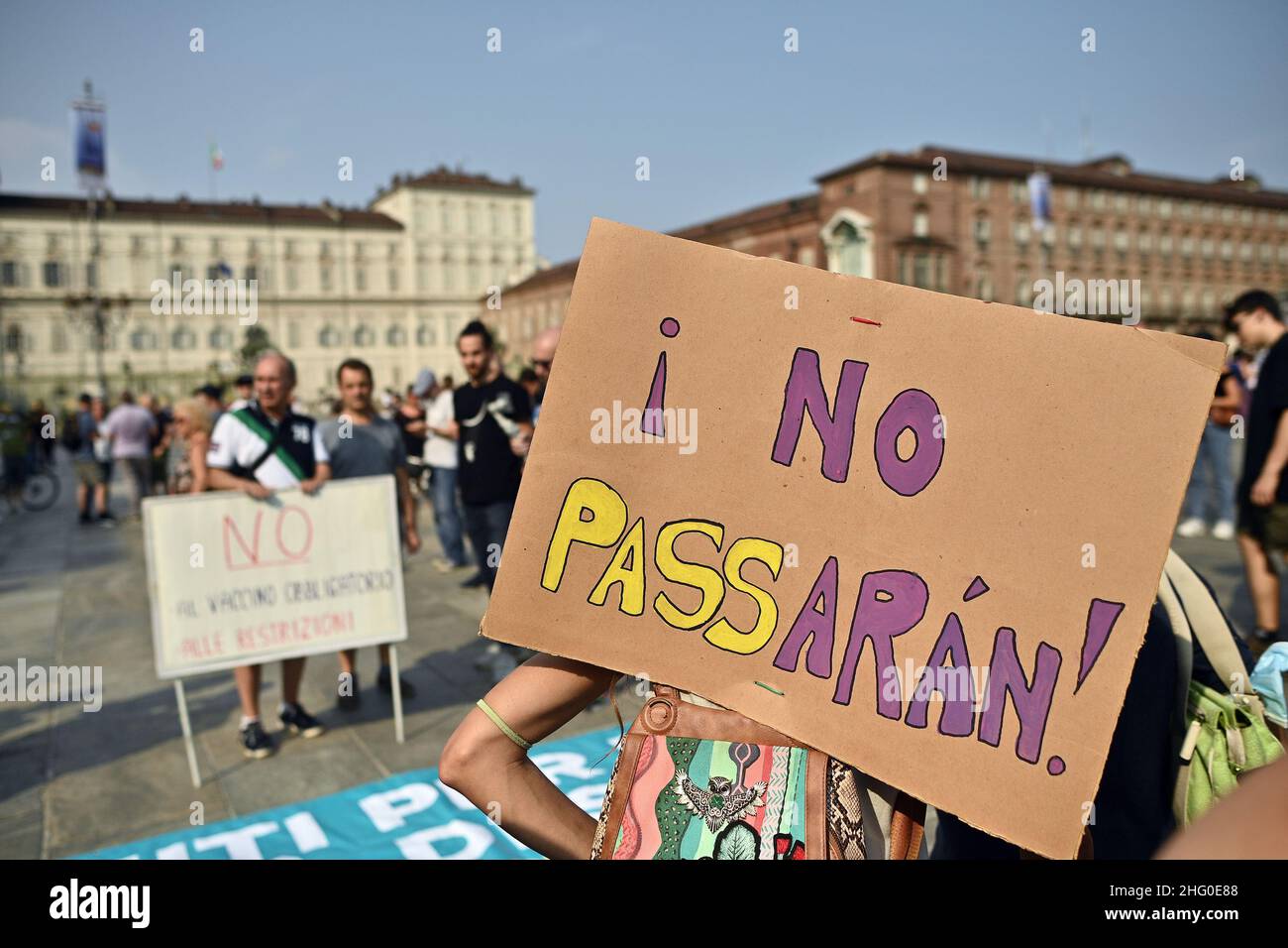 Foto Marco Alpozzi/LaPresse 24 Luglio 2021, Torino, Italia Cronaca Gestione contro il green pass e contro la cosiddetta ' dittatura sanitaria', dopo che il Governo Italiano ha deciso che dal 6 Agosto sarà obligatorio il pass rilasciato dopo la prima dose di vaccino per sportivi, membri, musei, parchi tematici e di divertimento, centri termali, sale bingo e casinò, teatri, cinema, concerti, concordici pubblici, per sedersi ai tavoli al chiuso di bar e ristoranti in piscina, palestre al chiuso. Foto Marco Alpozzi/LaPresse 24 luglio 2021, Torino, Italia News PE Foto Stock