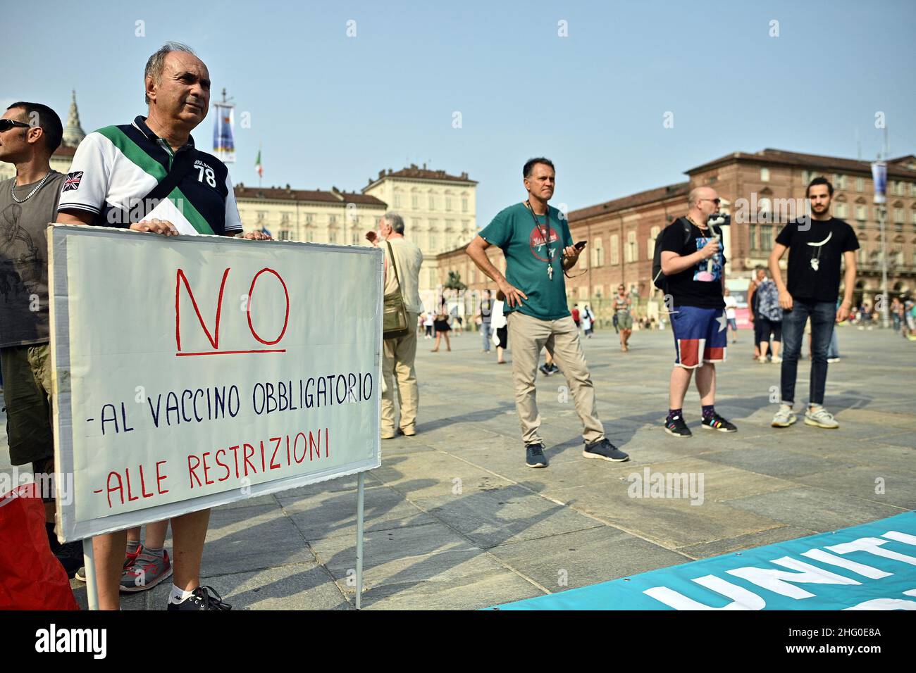 Foto Marco Alpozzi/LaPresse 24 Luglio 2021, Torino, Italia Cronaca Gestione contro il green pass e contro la cosiddetta ' dittatura sanitaria', dopo che il Governo Italiano ha deciso che dal 6 Agosto sarà obligatorio il pass rilasciato dopo la prima dose di vaccino per sportivi, membri, musei, parchi tematici e di divertimento, centri termali, sale bingo e casinò, teatri, cinema, concerti, concordici pubblici, per sedersi ai tavoli al chiuso di bar e ristoranti in piscina, palestre al chiuso. Foto Marco Alpozzi/LaPresse 24 luglio 2021, Torino, Italia News PE Foto Stock