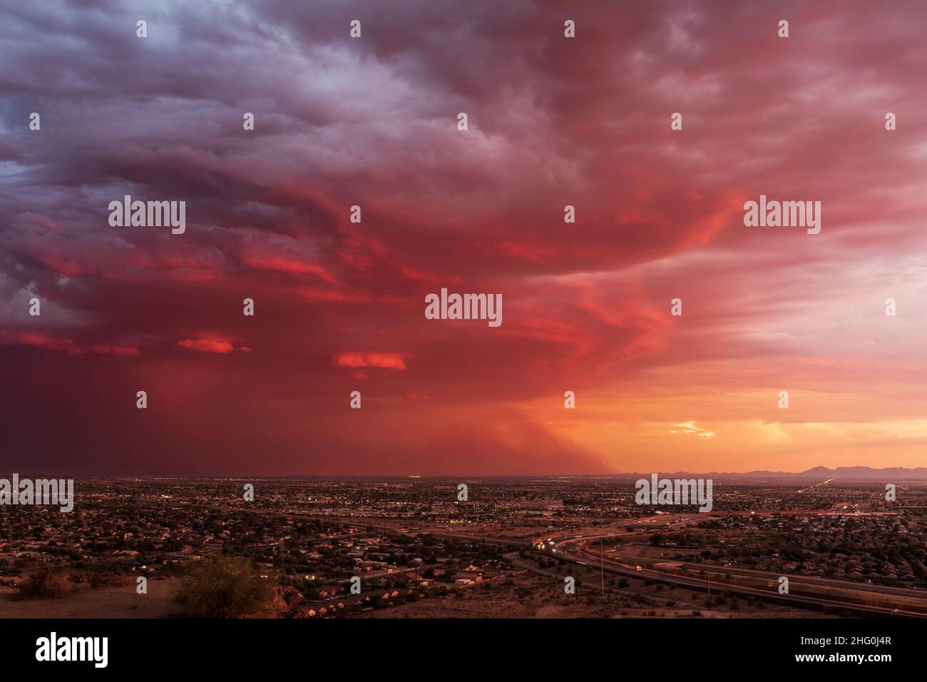 Tempesta di polvere della stagione del monsone che si avvicina a Phoenix, Arizona al tramonto Foto Stock