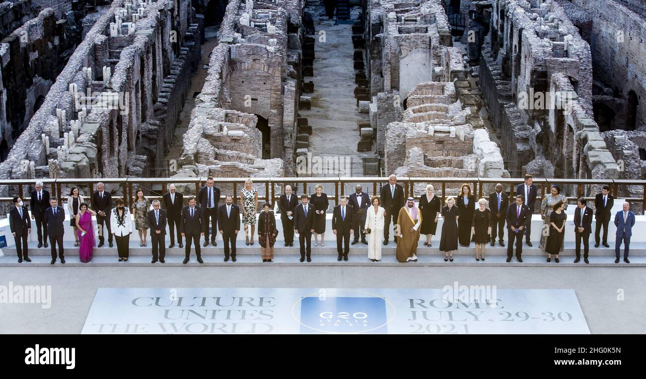 Foto Roberto Monaldo / LaPresse 29-07-2021 Roma Politica Colosseo - Cerimonia di apertura del G20 della Cultura nella foto Dario Franceschini, Mario Draghi, Audrey Azoulay durante la foto di famiglia 29-07-2021 Roma Colosseo - cerimonia d'apertura del Summit culturale G20 nella foto di famiglia Foto Stock