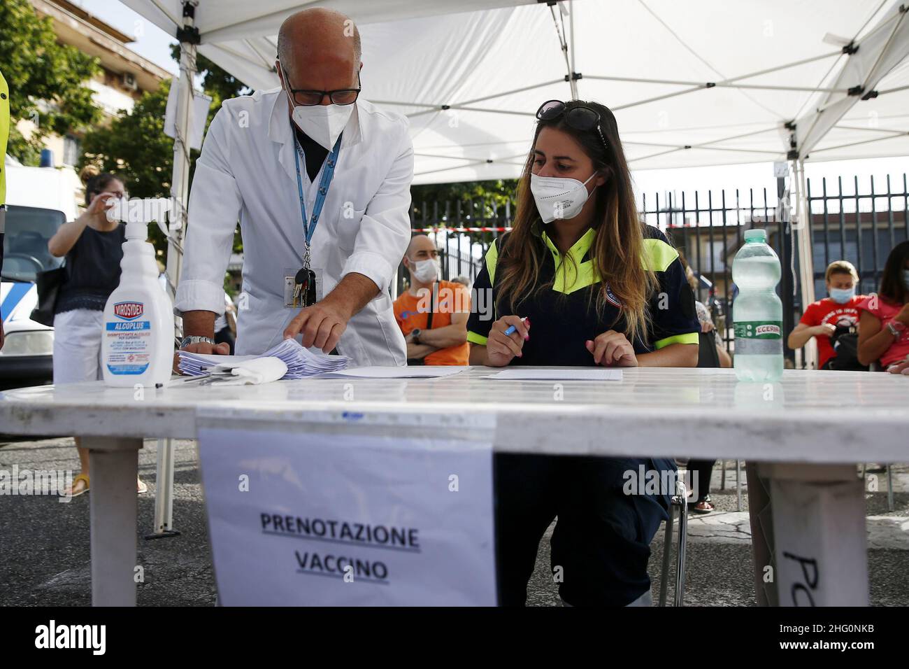 Cecilia Fabiano/ LaPresse Agosto 04 , 2021 Roma (Italia) News : Itineranti campagna di vaccinazione anti-Covid 19 con il vaccino Janssen, la fermata al mercato Ciampino nel Pic : La compilazione e l'inserimento dei documenti per effettuare la vaccinazione sono inseriti manualmente dopo l'attacco hacker al sistema informatico della Regione Lazio Foto Stock