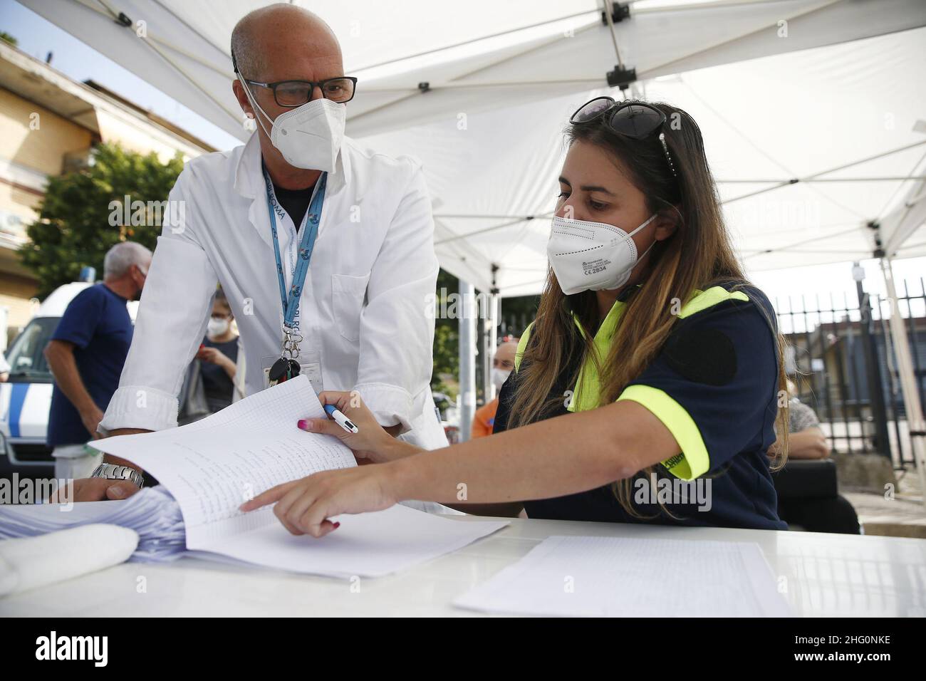 Cecilia Fabiano/ LaPresse Agosto 04 , 2021 Roma (Italia) News : Itineranti campagna di vaccinazione anti-Covid 19 con il vaccino Janssen, la fermata al mercato Ciampino nel Pic : La compilazione e l'inserimento dei documenti per effettuare la vaccinazione sono inseriti manualmente dopo l'attacco hacker al sistema informatico della Regione Lazio Foto Stock