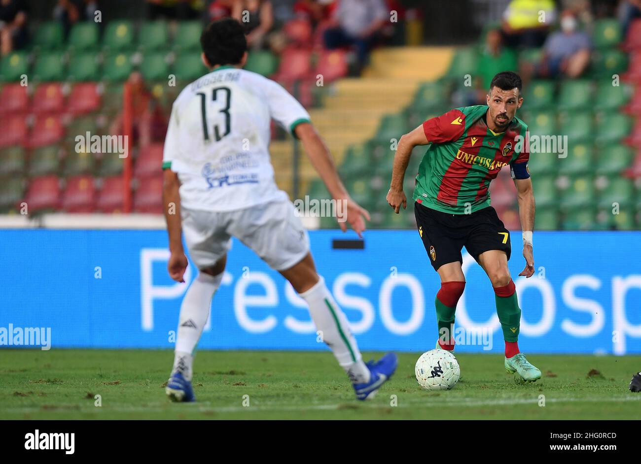 Foto Roberto Settonce/Andrea Pomponi/LaPresse08 Agosto 2021 Terni (TR), Italia sport calco Ternana vs Avellino - Coppa Italia 2021/2022 - Stadio libero nella foto: furlan vs dossenaPhoto Roberto Settonce/Andrea Pomponi/LaPresseAgosto 08, 2021 Terni(TR), Italia sport soccer Ternana vs Avellino - la Coppa Liberati - Italian: Nella Coppa Liberata - 2021/2022 furlan vs dossena Foto Stock