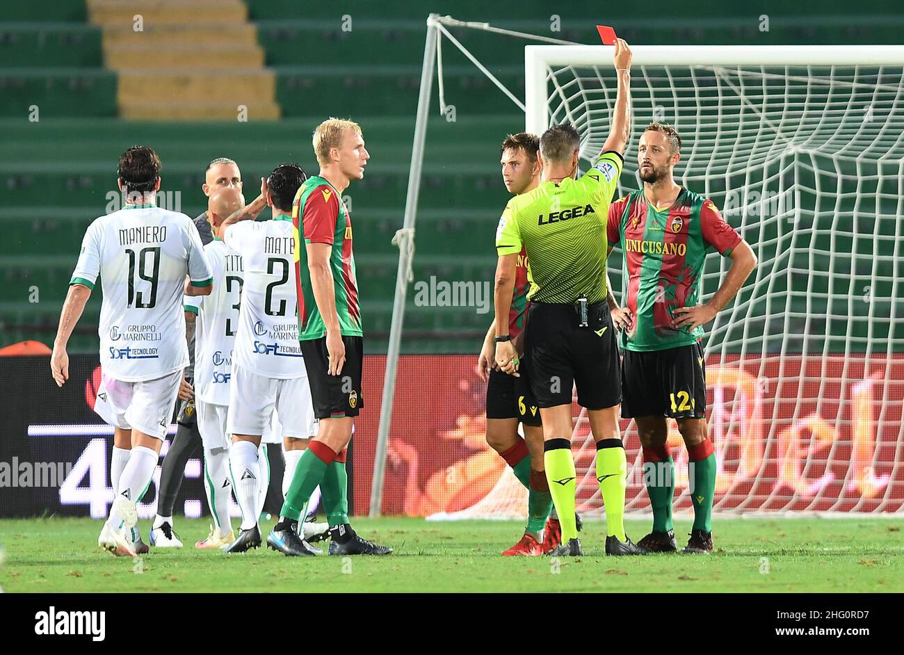 Foto Roberto Settonce/Andrea Pomponi/LaPresse08 Agosto 2021 Terni (TR), Italia sport calco Ternana vs Avellino - Coppa Italia 2021/2022 - Stadio libero nella foto: kontek rosso Foto Roberto Settonce/Andrea Pomponi/LaPresseAgosto 08, 2021 Terni(TR), Italia sport soccer Ternana vs Avellino - Coppa Liberati in Italia - Coppa Liberata 2021/2022 - Italia: cartellino rosso kontek Foto Stock