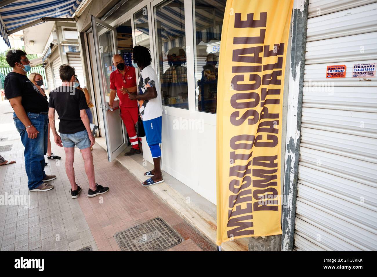 Mauro Scrobogna /LaPresse 11 agosto 2021&#xa0; Roma, Italia News Assistenza sociale - Primavalle mercato sociale nella foto: Il Sindaco di Roma Virginia raggi inaugura il terzo mercato sociale di Roma capitale al mercato Primavalle Foto Stock