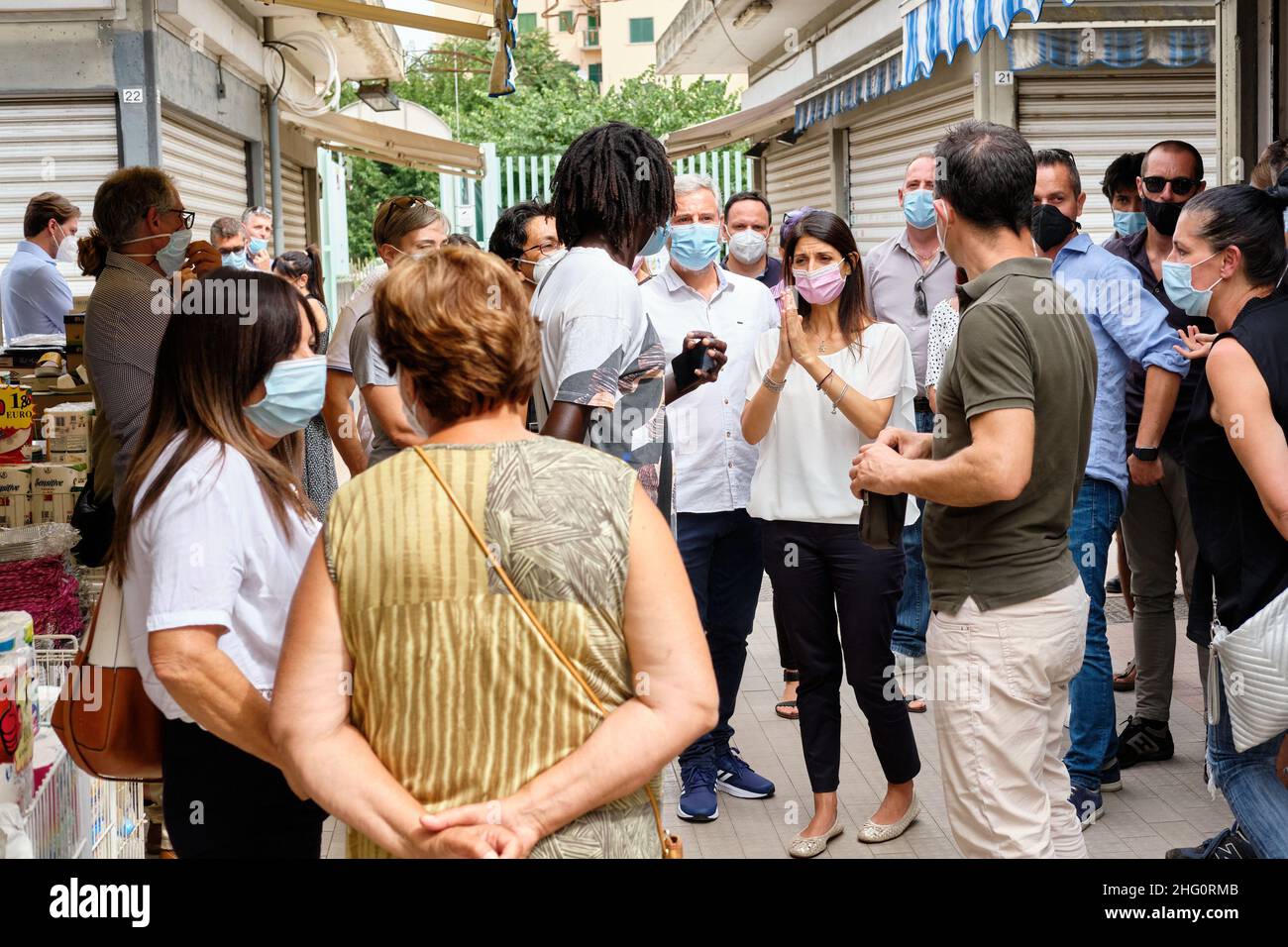 Mauro Scrobogna /LaPresse 11 agosto 2021&#xa0; Roma, Italia News Assistenza sociale - Primavalle mercato sociale nella foto: Il Sindaco di Roma Virginia raggi inaugura il terzo mercato sociale di Roma capitale al mercato Primavalle Foto Stock