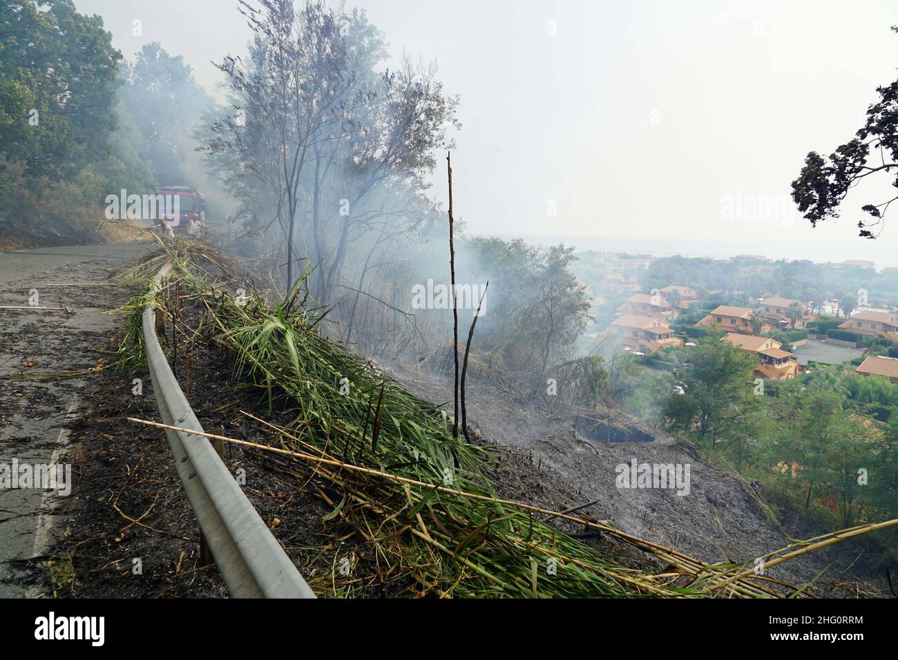 Luigi Salsini/LaPresse 11-08-2021 Fuscaldo (Cosenza) - Calbria - Italia News Italia Sud Italia bloccato dal fuoco selvatico: Calabria combattere gli incendi boschivi Foto Stock