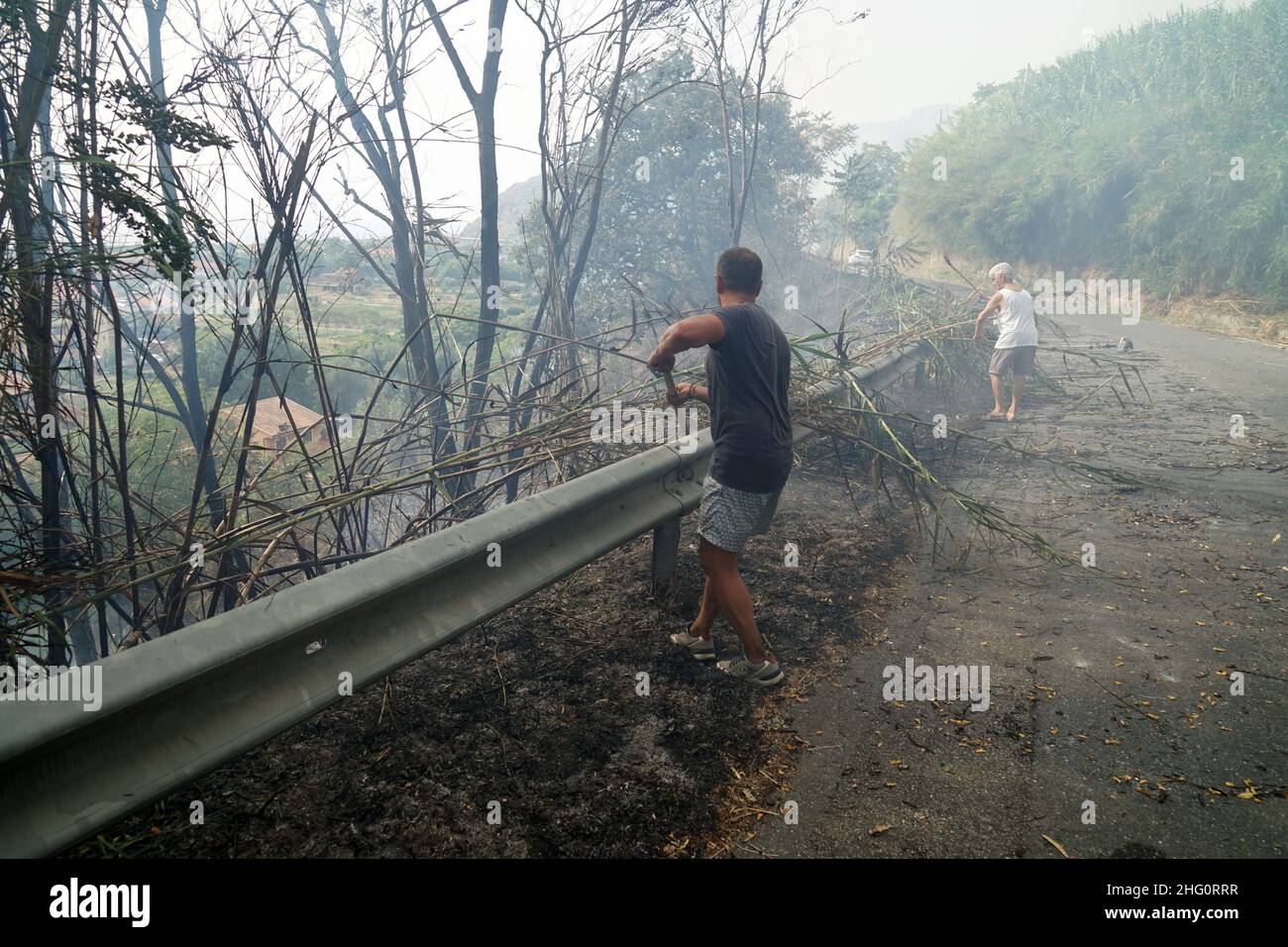 Luigi Salsini/LaPresse 11-08-2021 Fuscaldo (Cosenza) - Calbria - Italia News Italia Sud Italia bloccato dal fuoco selvatico: Calabria combattere gli incendi boschivi Foto Stock