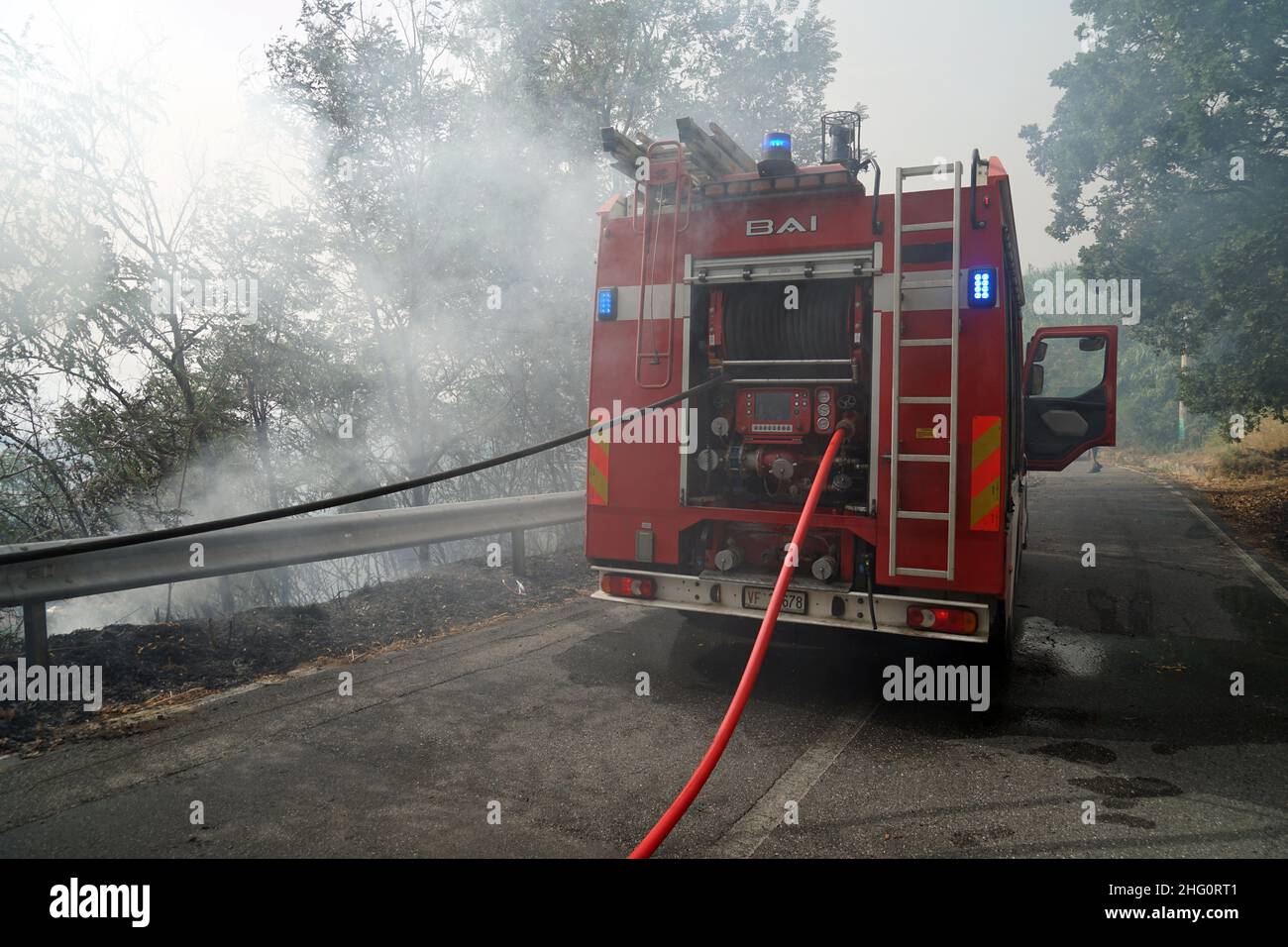 Luigi Salsini/LaPresse 11-08-2021 Fuscaldo (Cosenza) - Calbria - Italia News Italia Sud Italia bloccato dal fuoco selvatico: Calabria combattere gli incendi boschivi Foto Stock