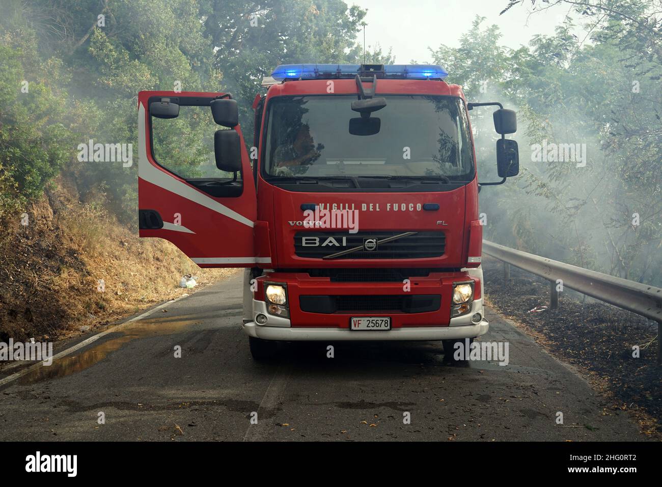 Luigi Salsini/LaPresse 11-08-2021 Fuscaldo (Cosenza) - Calbria - Italia News Italia Sud Italia bloccato dal fuoco selvatico: Calabria combattere gli incendi boschivi Foto Stock