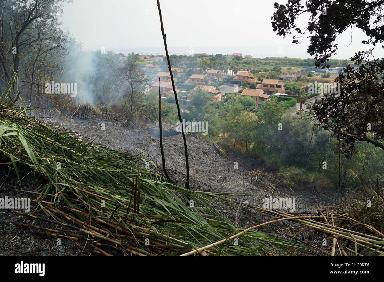 Luigi Salsini/LaPresse 11-08-2021 Fuscaldo (Cosenza) - Calbria - Italia News Italia Sud Italia bloccato dal fuoco selvatico: Calabria combattere gli incendi boschivi Foto Stock