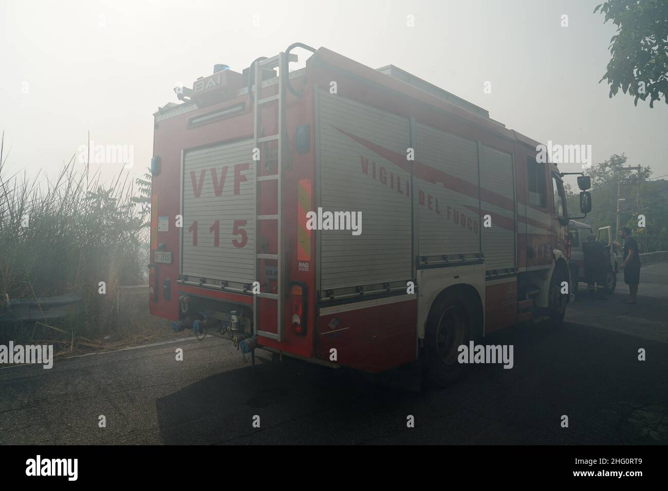 Luigi Salsini/LaPresse 11-08-2021 Fuscaldo (Cosenza) - Calbria - Italia News Italia Sud Italia bloccato dal fuoco selvatico: Calabria combattere gli incendi boschivi Foto Stock