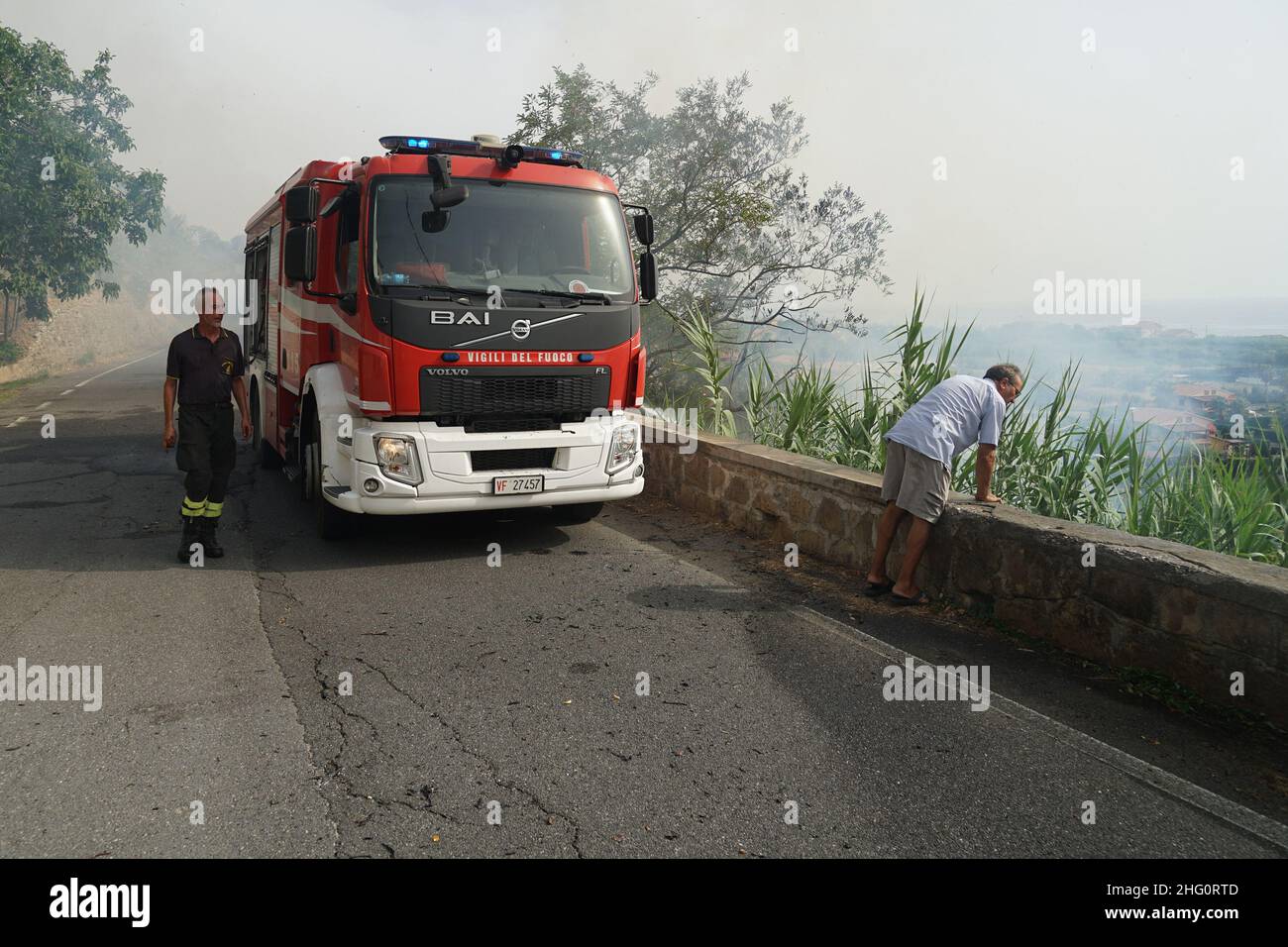 Luigi Salsini/LaPresse 11-08-2021 Fuscaldo (Cosenza) - Calbria - Italia News Italia Sud Italia bloccato dal fuoco selvatico: Calabria combattere gli incendi boschivi Foto Stock