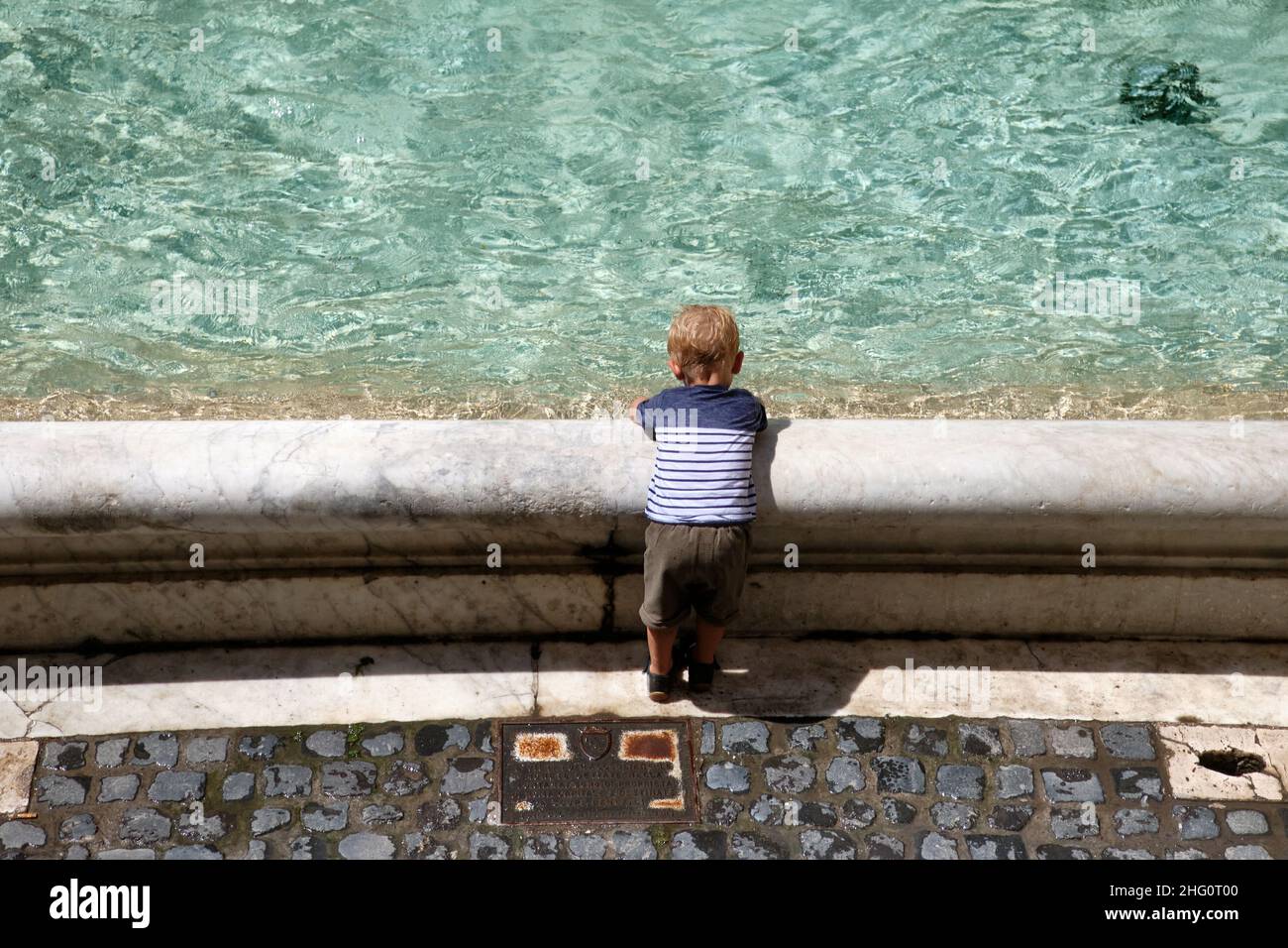 Mauro Scrobogna /LaPresse 12 agosto 2021  Roma, Italia Notizie l'onda di calore nella foto: Ricerca di ristoro alla Fontana di Trevi Foto Stock