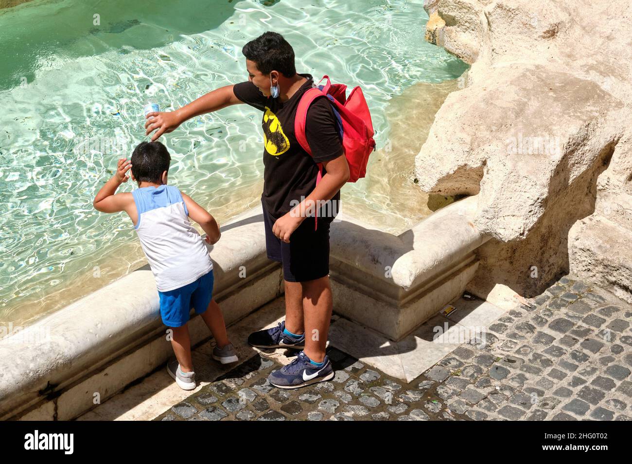 Mauro Scrobogna /LaPresse 12 agosto 2021  Roma, Italia Notizie l'onda di calore nella foto: Ricerca di ristoro alla Fontana di Trevi Foto Stock