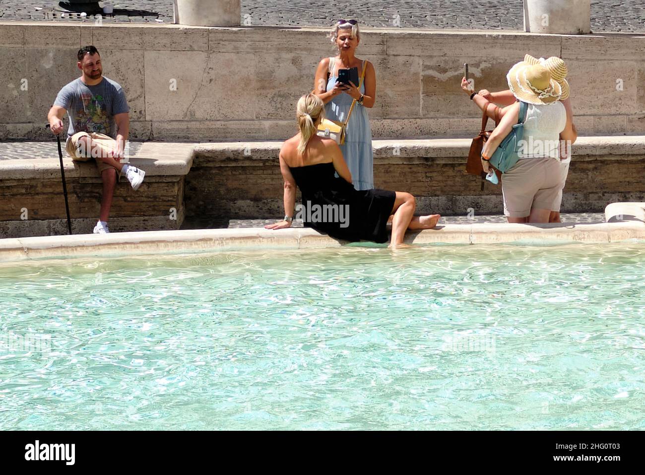 Mauro Scrobogna /LaPresse 12 agosto 2021  Roma, Italia Notizie l'onda di calore nella foto: Ricerca di ristoro alla Fontana di Trevi Foto Stock