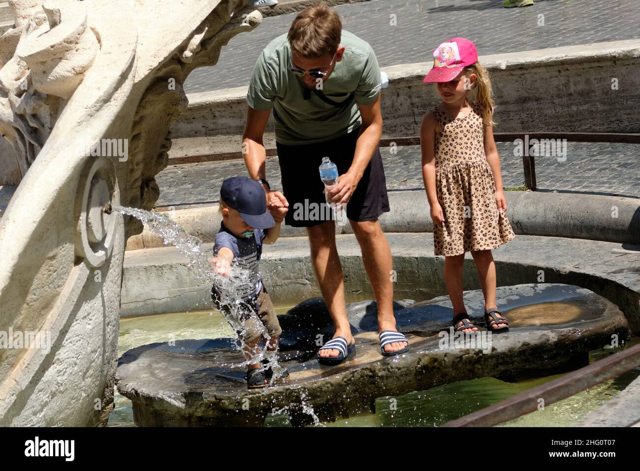 Mauro Scrobogna /LaPresse 12 agosto 2021  Roma, Italia Notizie l'onda di calore nella foto: Cerca ristoro in Piazza di Spagna Foto Stock
