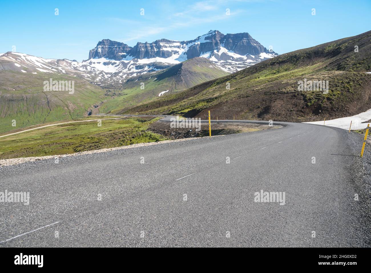 Strada vuota del passo di montagna in Islanda in una chiara giornata estiva Foto Stock