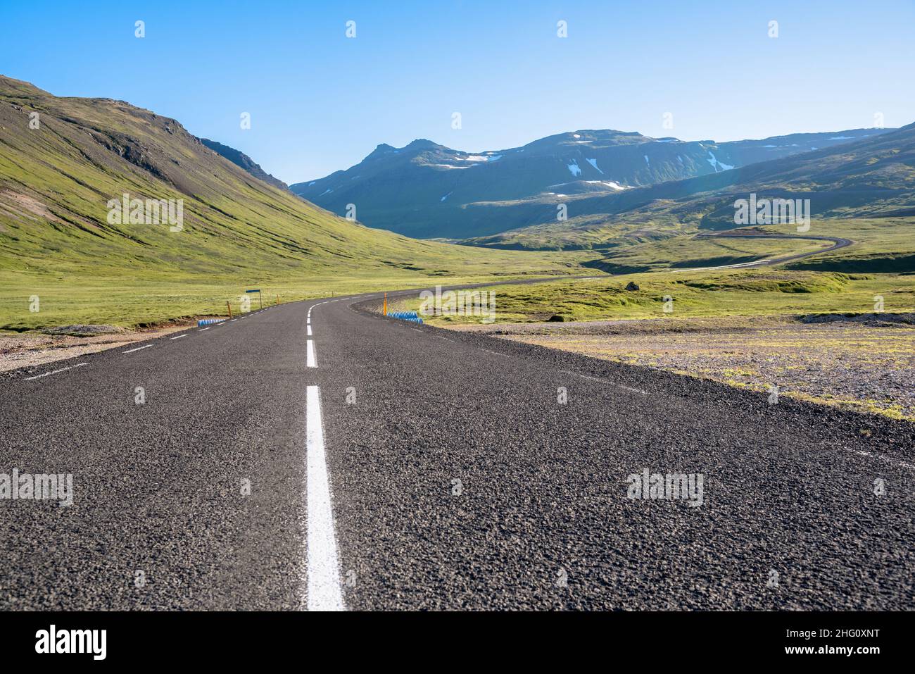Tortuosa strada di montagna sotto il cielo limpido in una giornata estiva soleggiata Foto Stock