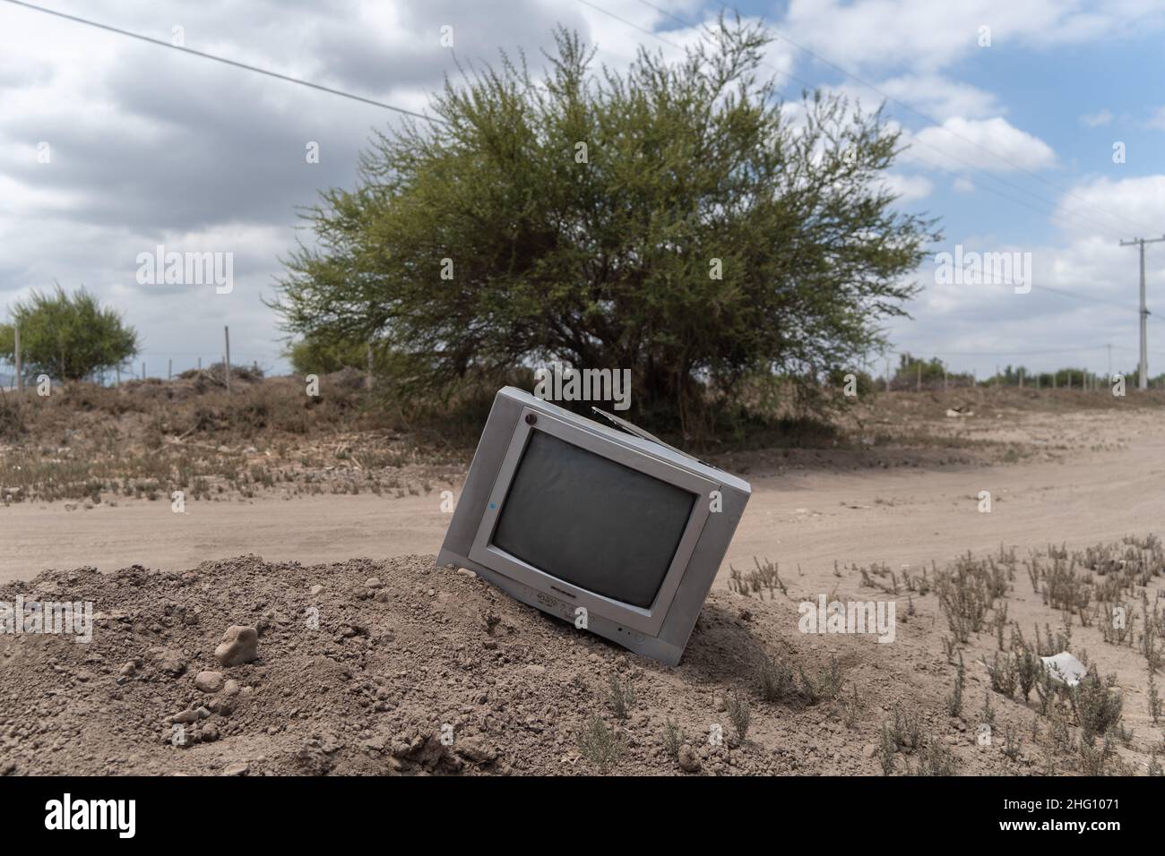 Batuco, Metropolitana, Cile. 17th Jan 2022. Una vecchia televisione è gettata via nella palude di Batuco, nel Cile centrale. Il Cile sta vivendo una grave siccità, dove il cambiamento climatico e l’estrazione privata hanno causato un rapido prosciugamento delle zone umide come Batuco. (Credit Image: © Matias Basualdo/ZUMA Press Wire) Foto Stock