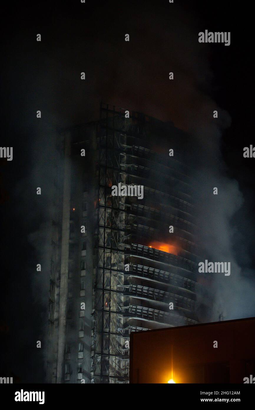 Claudio Furlan/LaPresse 29 agosto 2021 Milano , Italia News il fuoco brucia un edificio in via Antonini Foto Stock