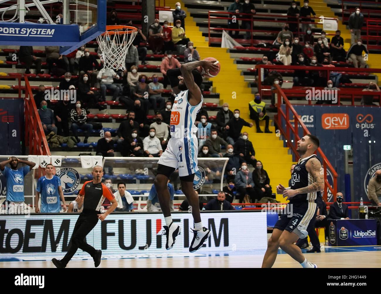 16 gennaio 2022, Napoli, Campania/Napoli, Italia: GEVI Napoli Basket vende a Fortutudo Kigili Bologna per il periodo 86-89, nonostante i giganteschi parchi della Giordania (Credit Image: © Giovanni Esposito/Pacific Press via ZUMA Press Wire) Foto Stock