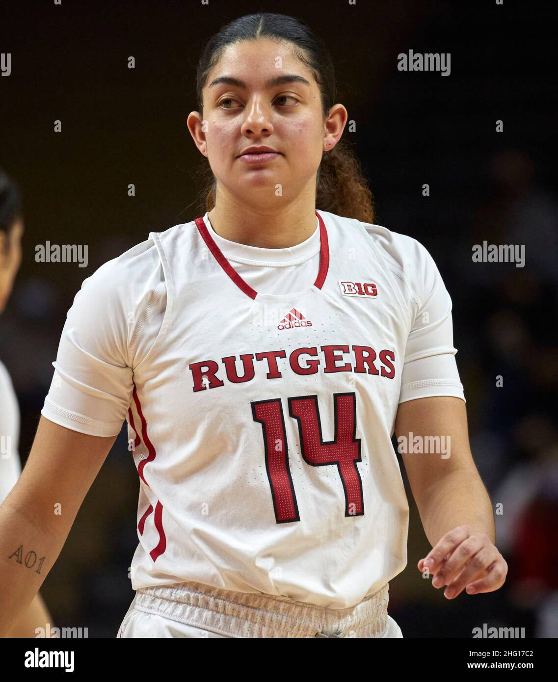 Piscataway, New Jersey, Stati Uniti. 17th Jan 2022. I Rutgers Scarlet Knights proteggono Jailyn Mason (14) durante la partita tra i distintivi del Wisconsin e i Rutgers Scarlet Knights alla Jersey Mikes Arena di Piscataway, New Jersey, domenica 16 2022 gennaio. Il Wisconsin sconfisse i Rutgers 49-45. Duncan Williams/CSM/Alamy Live News Foto Stock