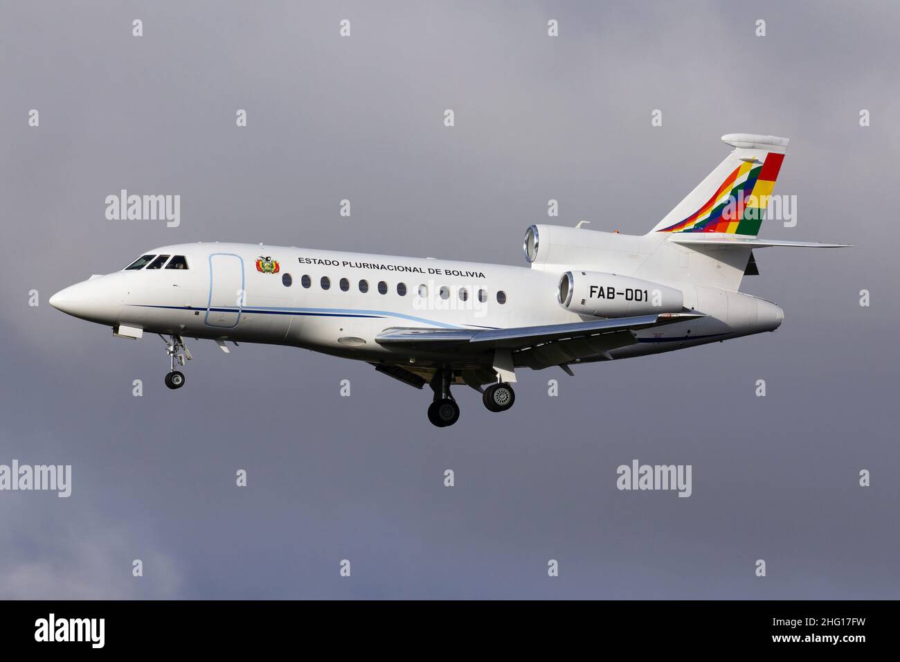 Bolivian Air Force Falcon 900 VIP jet in arrivo all'aeroporto di Glasgow per raccogliere il presidente boliviano Luis Arce dalla conferenza sul cambiamento climatico del COP26 Foto Stock