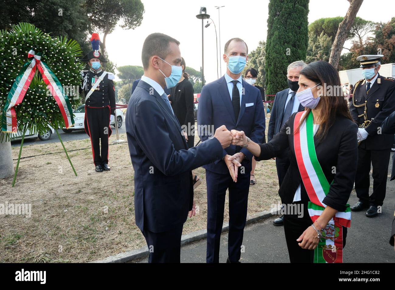 Mauro Scrobogna /LaPresse 11 settembre 2021 Roma, Italia News Commemorazione degli attacchi contro gli USA 11 settembre nella foto: Il Sindaco di Roma Virginia raggi, il Chargé d'affaires statunitense Thomas Smithan e il Ministro degli Affari Esteri Luigi di Maio alla cerimonia presso il monumento alle Torri Gemelle di NYC Foto Stock